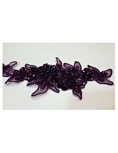 Aplicación berenjena con perlas y lentejuelas